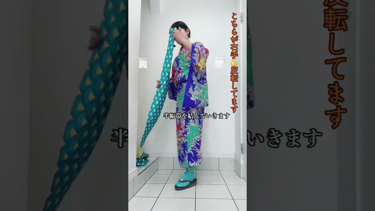 紺の地に降りそそぐ絵模様が神秘的なアンティークのお着物です 紺の地に降りそそぐ絵模様が神秘的なアンティークのお着物です