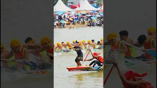 Sorak Sorai Penonton Ketika Dika Aura Farming Berdiri Di Haluan Jalur Saat Berlomba