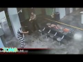 Kung-fu vs pistolets Taser : Un prisonnier psychiatrique attaque de nombreux gardiens de prison