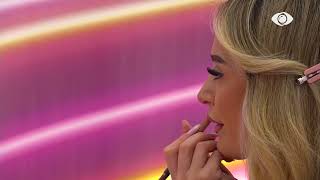 Gimbo Dhe Selin I Dhurojnë Puthje Njëri-Tjetrit