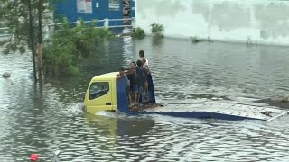 Banjir membuat kota Semarang terhenti | AFP