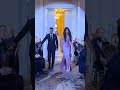 この結婚式の入場は皆を驚かせました!😲😱
