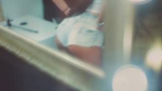 Сексуальная девочка в джинсовых шортах танцует (+18)