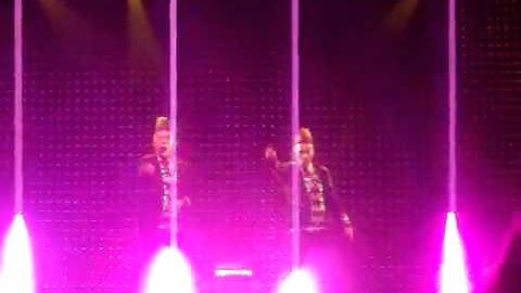 Jedward singing and dancing to Oops i did it again in Southampton 25.11.10
