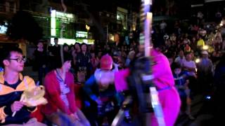 2014年10月25日汐止區公所演出《棒打薄情郎》,演員走入群眾唱起乞討調