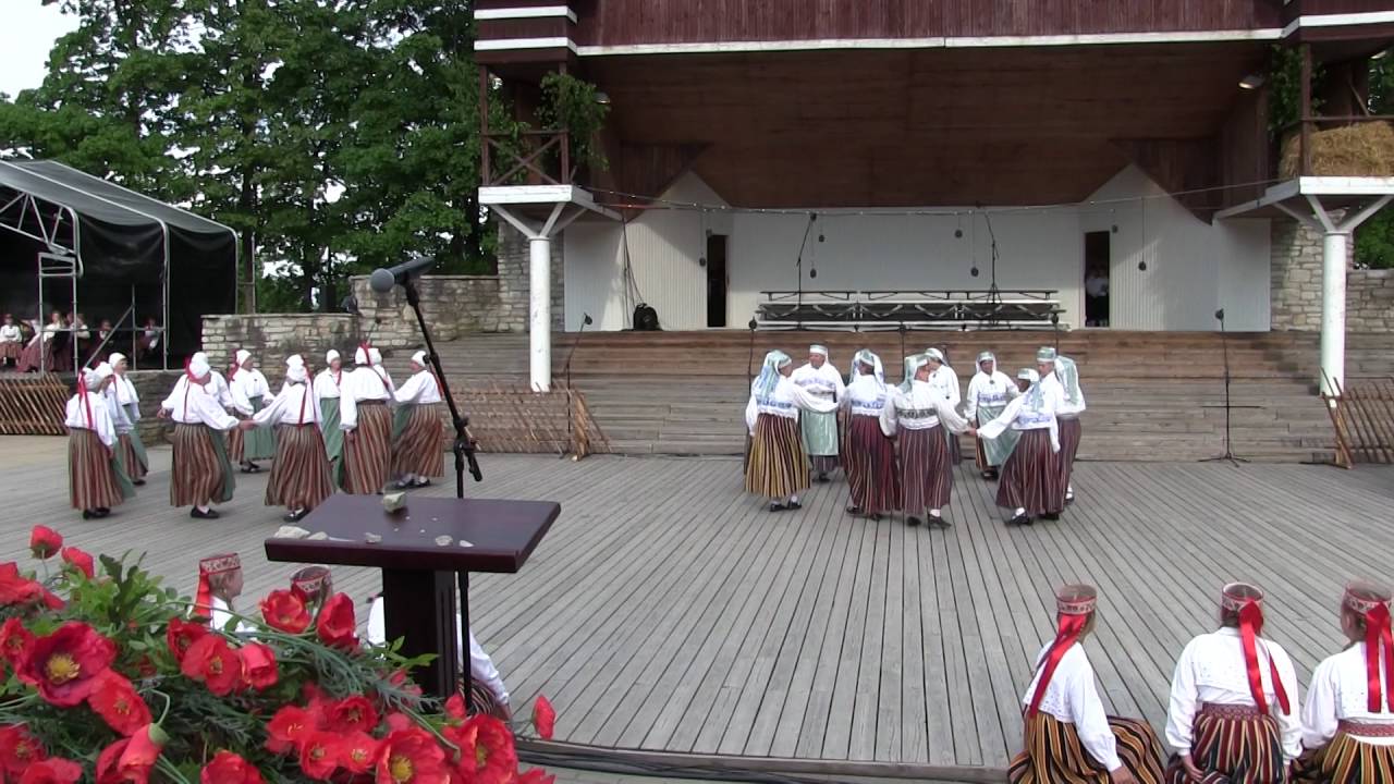 KAS TANTSIME KRAKOVJAKKI? Memmede rühmad ja Paide rühmade tüdrukud. Lavale seadnud Anneli Kar