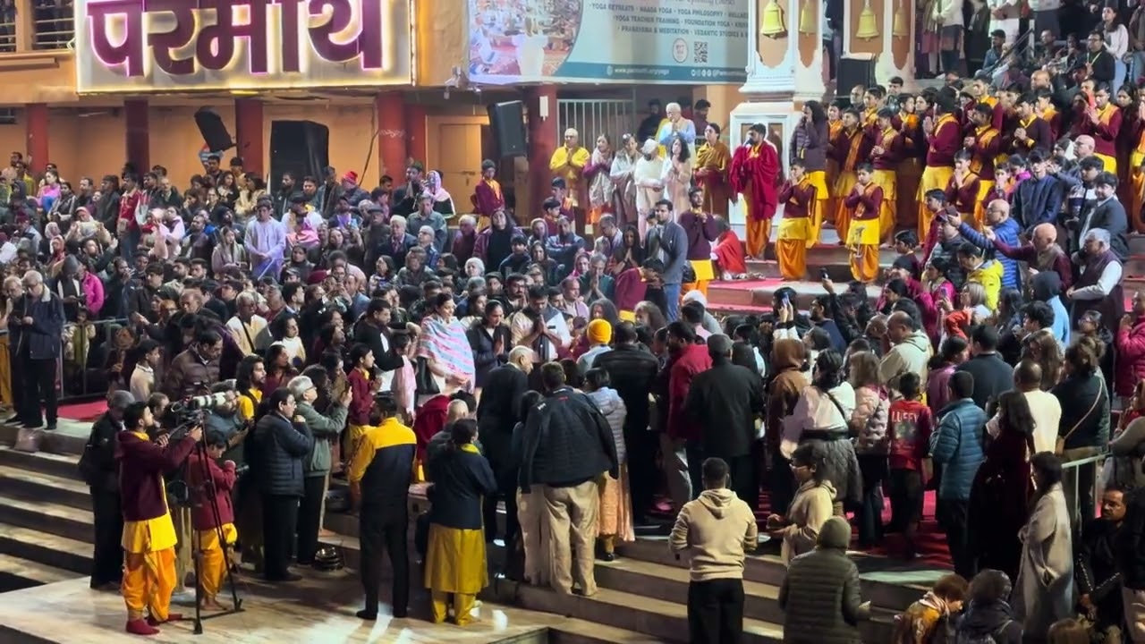 Bhajan & kirtan in Rishikesh - Parmarth Niketan Ghat 🤩