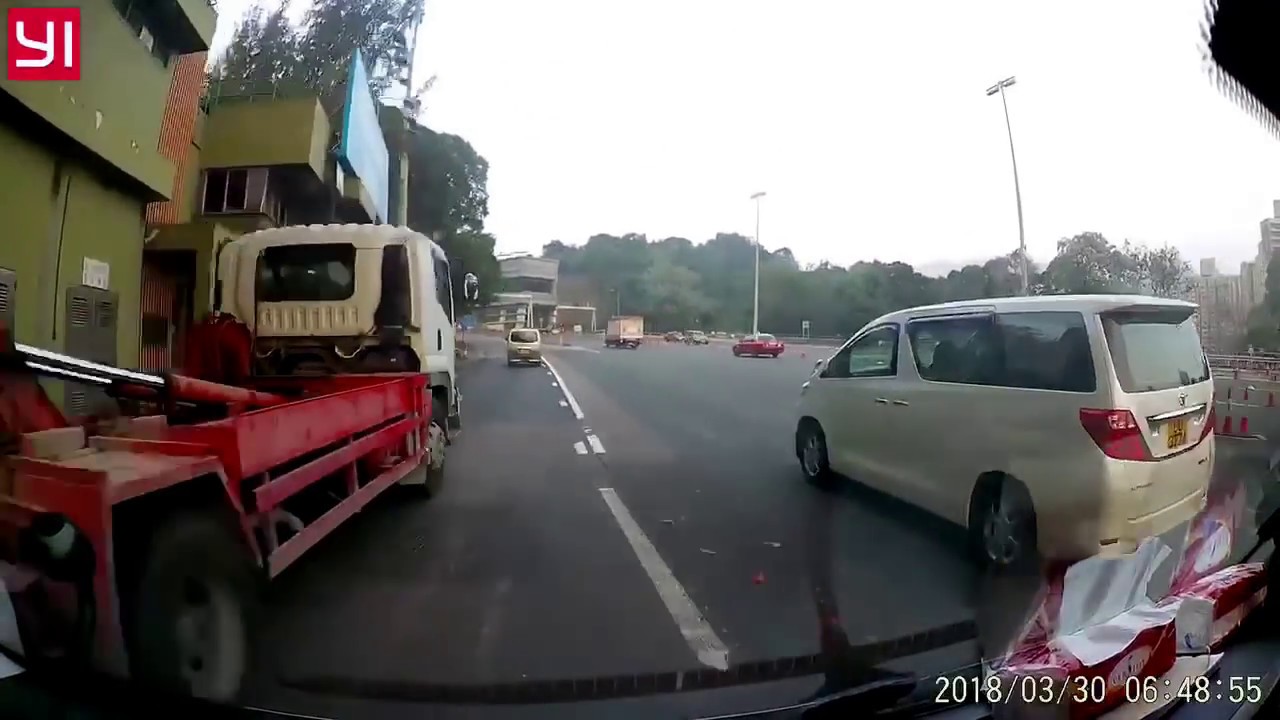 衰格系列：瘋狂吊重車高速入獅隧AUTOTOLL，再霸氣爬頭，好彩片主有睇後鏡（轉載）