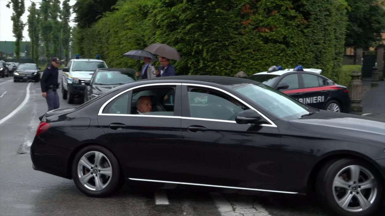 L'ultimo saluto di Gianni Letta a Silvio Berlusconi: l'arrivo alla camera ardente a Arcore