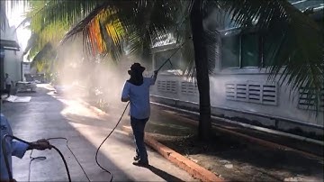 Phun thuốc xử lý côn trùng cho nhà máy sản xuất.