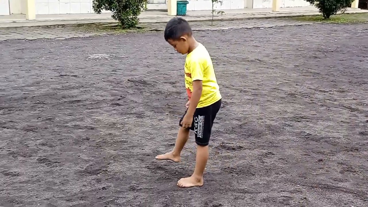 Bermain Sepak bola bersama teman teman