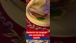 Sandwich de cangrejo con ensalada de repollo