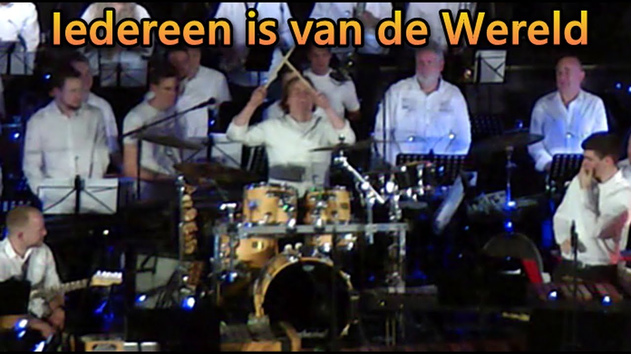 Iedereen is van de Wereld ( Together on Stage ) - YouTube