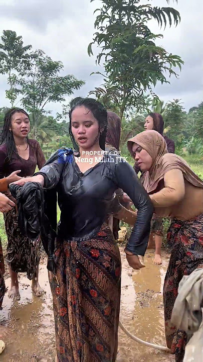 showering friends 😁 #villagegirl #villagewidow