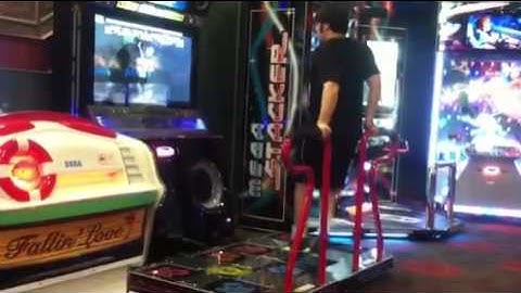 Guy goes beast on Japan ddr
