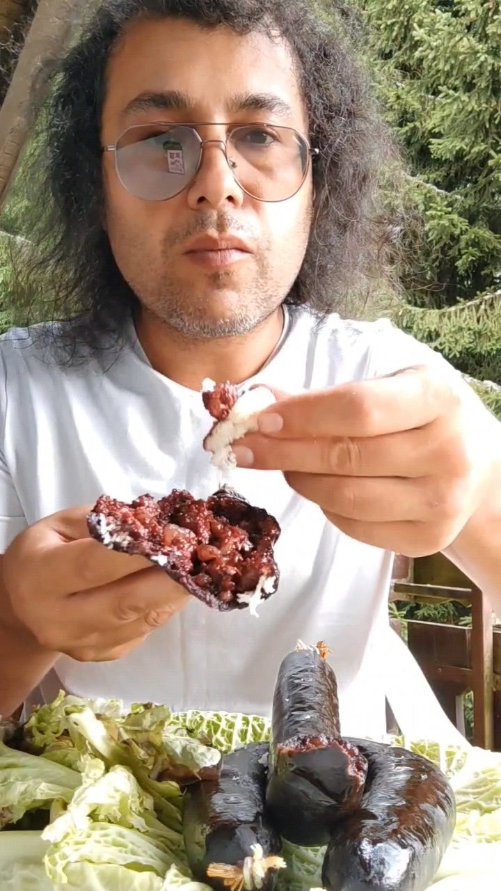 Sehr scharfe und leckere gegrillte schwarze Wurst - YouTube
