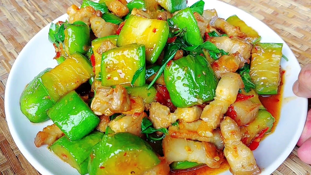 มะเขือยาวผัดหมูสามชั้นทอด ผัดมะเขือยาวทุกครั้งอย่าลืมทำแบบนี้นะ สีจะเขียวสดสวยไม่ดำไม่เละ อาหารไทย