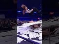 المصارع يقفز من على منصة العرض على خصمه 