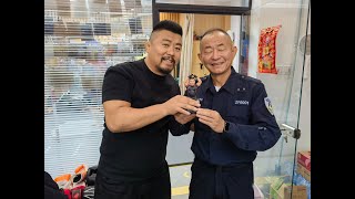 2576冬哥辣评：我（因为高铁停电砸窗）被踢出群，我拉黑了一位我尊敬的老哥。 许多事做出的行为与本质是相反的～但（我本善良）