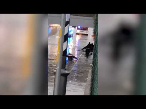 Video Donna muore annegata nell'auto intrappolata nel sottopassaggio allagato