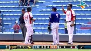 20140601-1 爆米花 崇越vs威達 二下 威達郭冠辰擊出安打，與一壘指導教練擊掌（外國人力道比較強...）