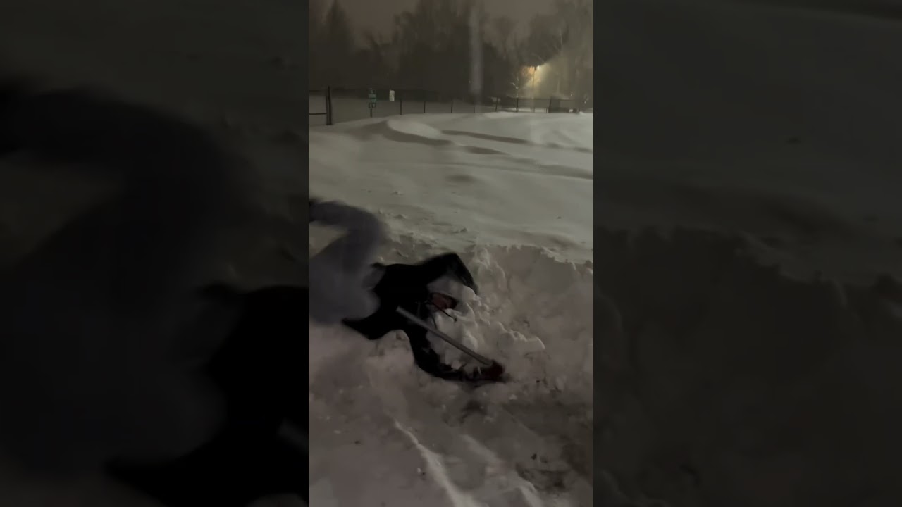 Убирать снег лопатой — это здорово, пока не наткнешься на трещину.