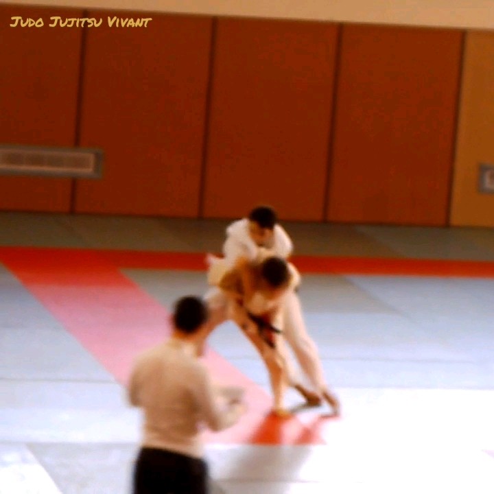 Pierre Paulin fait un super ippon en Eriseoinage en judo shiai