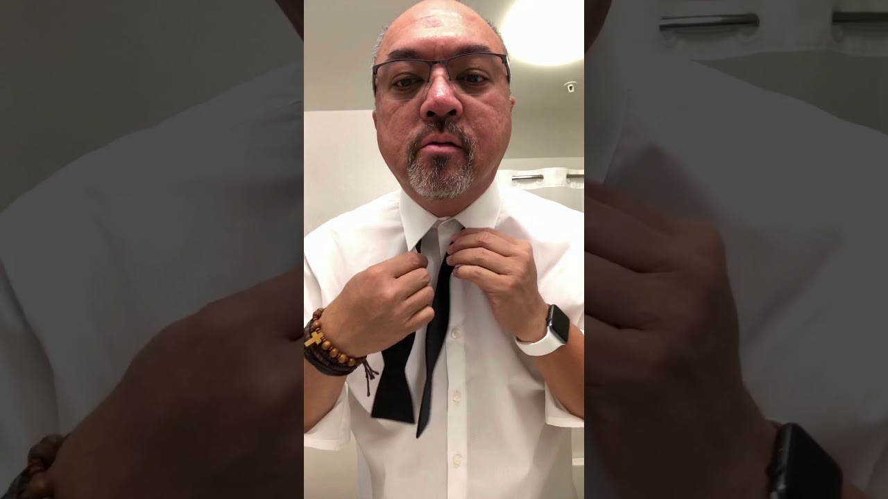 Tying my bow tie - YouTube