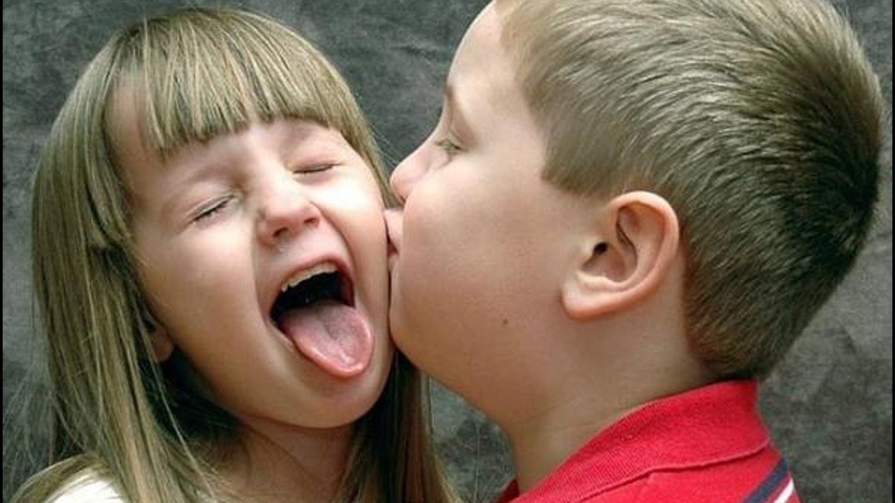 Во сколько лет был первый поцелуй. Детский поцелуй. Детский поцелуй в губы. Смешной поцелуй. Дружеский поцелуй.