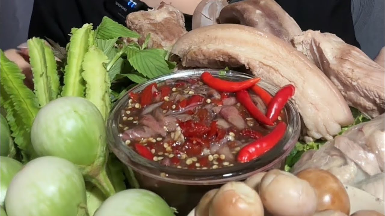 Một mình mà ăn nguyên măm Lưỡi heo chấm mắm mực với cà pháo ❤️ Cả nhà ăn thử mắm mực chưa ạ￼