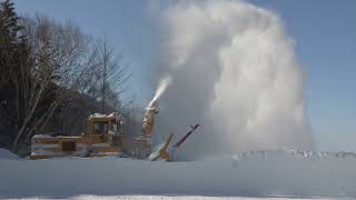 日本の古いロータリー除雪車(A Japanese old rotary snowplow is active!)