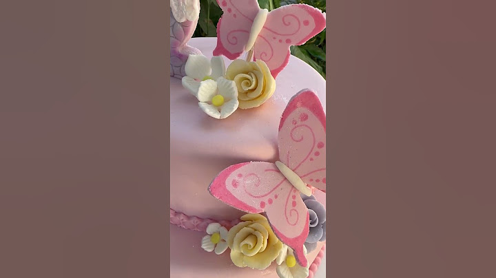 Torta de fondant , vela, flores y mariposa en fondant todo comestible