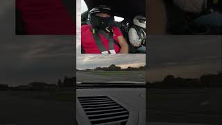 Lancement Émotionnel Découverte Surprise Dans La Voiture