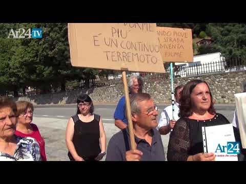 La protesta degli abitanti a Le Ville di Monterchi contro il traffico della SS73 - VIDEO