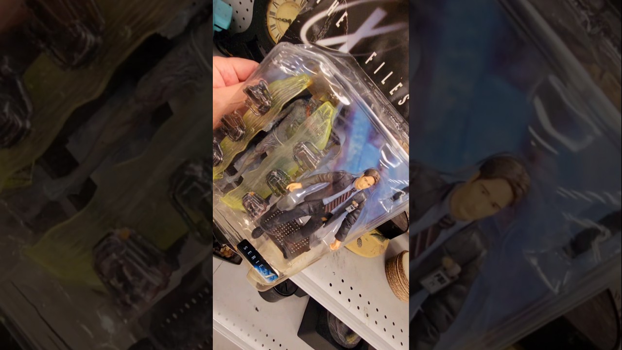 1998 X Files  Series 1 Fox Mulder figure with alien in the box $3 mine now🎯