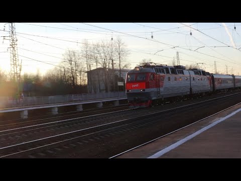 Смотри поезд. Электровоз ЧС7-221 с пассажирским поездом.