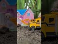 Truk kuning muatan batu