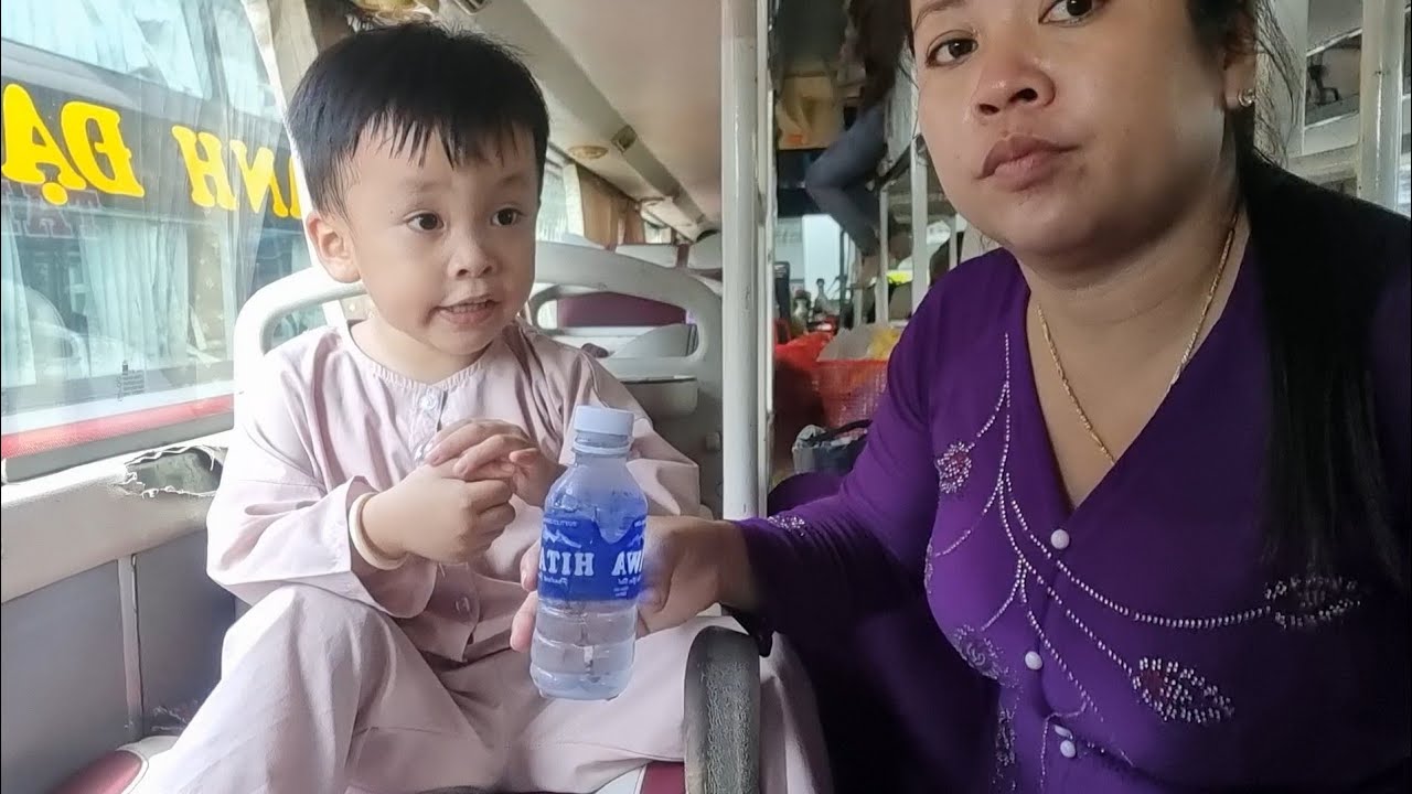 Chuột Chuẩn Bị Cả Bịch Bánh Để Lên Xe Chia Cho Chị Ăn Cùng #ngocdieuvlog #chuotanbanh