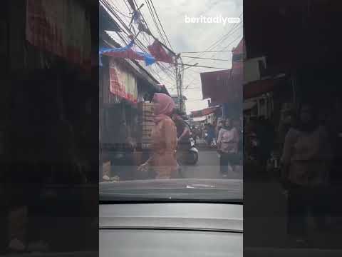 Viral Video Mobil Ini Harus Menunggu Pembeli di Pasar Minggir agar Bisa Lewat