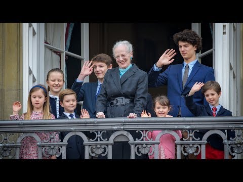 Video: Hvorfor Fejrer Dronningen Af England Sin Fødselsdag To Gange?