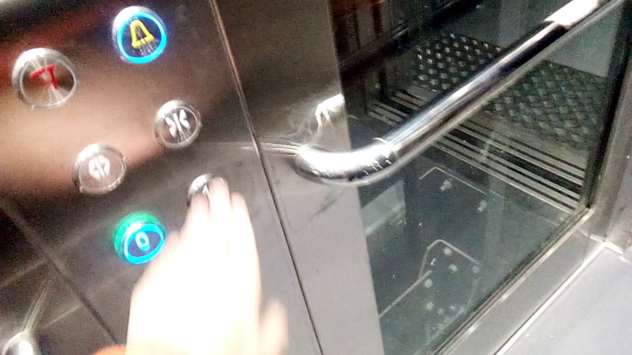 4 ασανσέρ στην νέα πεζογέφυρα, στη Λεωφ. Ποσειδώνος (Παραλιακή) στον Άλιμο