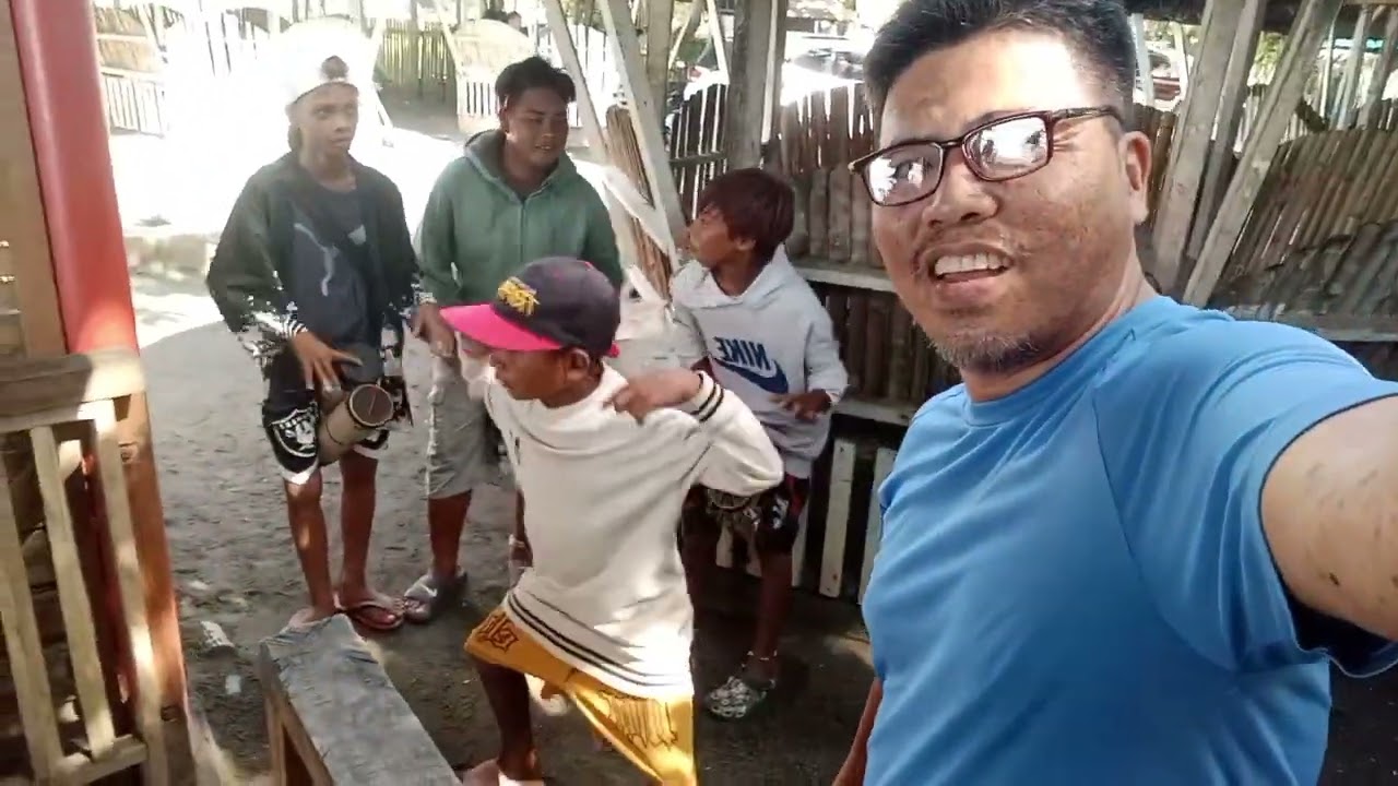 Ang galing ng batang ito sumayaw, sila Pala ay mga badjaw nag PE perform para magkapera.