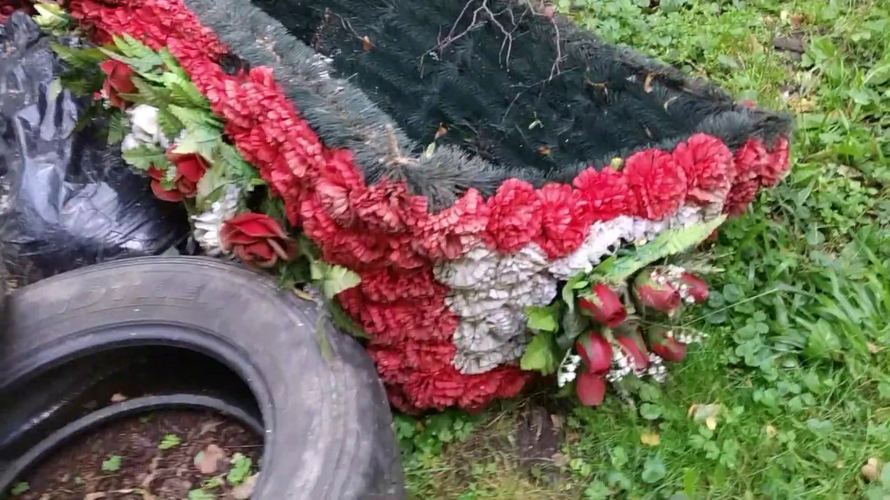 В Подмосковье на кладбище нашли открытый гроб. Сбежал покойник, или зарыли клад?
