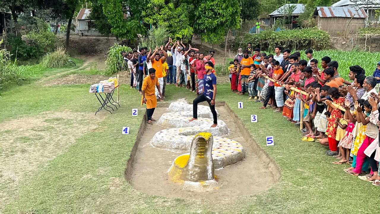 একি আজব খেলার আয়োজন দেখুন ?? সাপের লেজ থেকে মাথায় আসার চ্যালেঞ্জ। Village People Funny Game