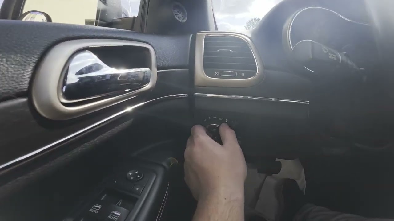 JEEP Grand Cherokee IV – Как включить или отключить дальний свет