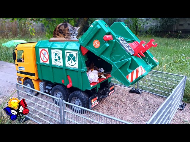 Trois camions poubelles de Bruder MACK, MAN, Mercedes-Benz 