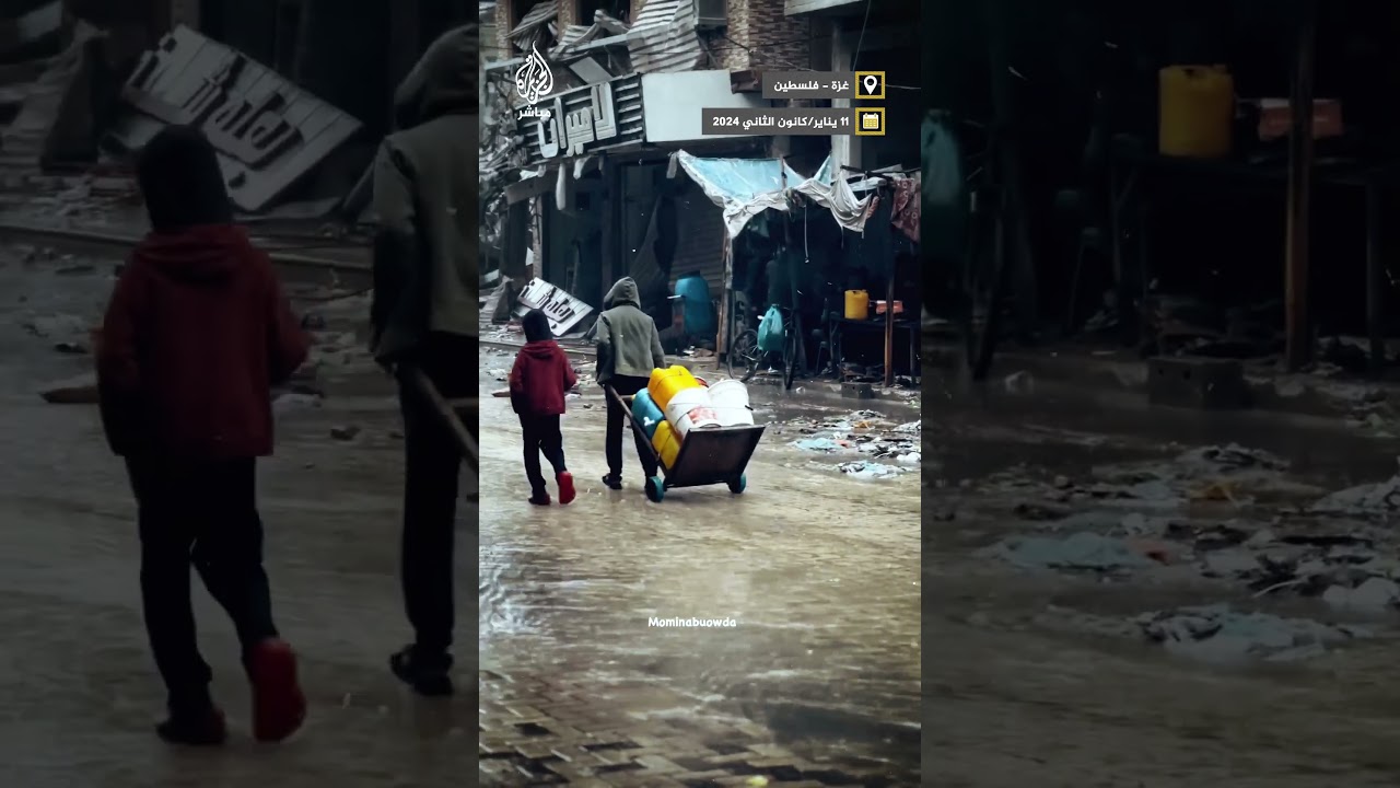 مصوّر يوثق معاناة طفل من غزة وهو يجرّ عربة محملة بعبوات بلاستيكية