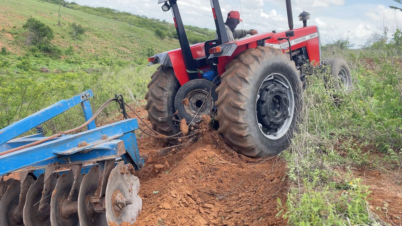 O tratorista RÓ foi cortar terra com o trator MF290 na ribanceira escorregadia