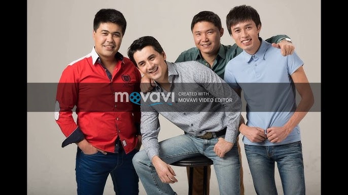 Жігіт джинсы шалбар киіп жатыр