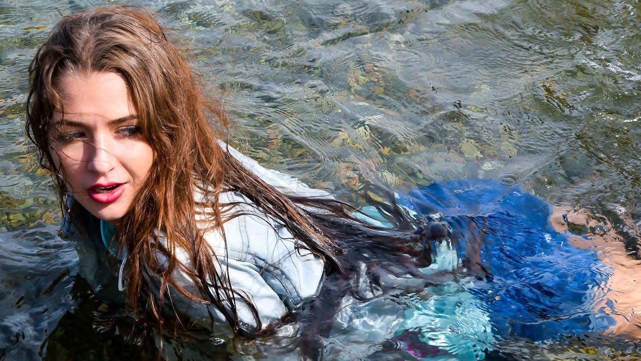 DON'T MISS THE VIDEO! BEAUTIFUL GIRL IN WET CLOTHES POSE BRIGHTLY ON THE SEASHORE FOR WETLOOK VIDEO
